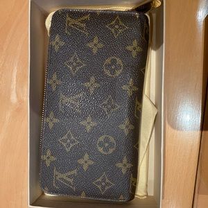 Louis Vuitton zip around wallet
